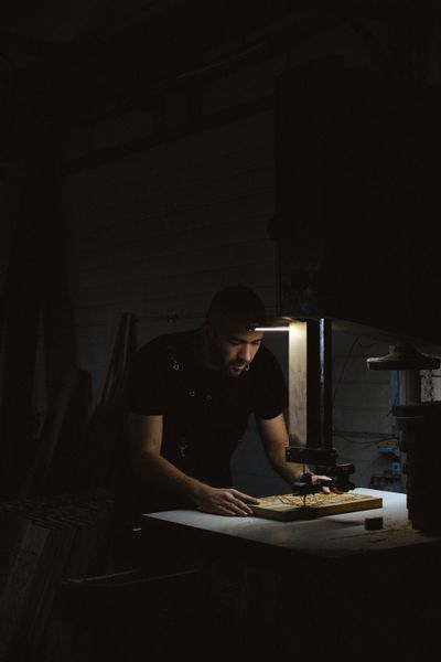 Handwerker konzentriert bei der Arbeit an der Werkbank