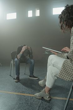 治疗师和客户在一个配有漫光的安静、宽敞房间里进行私人治疗