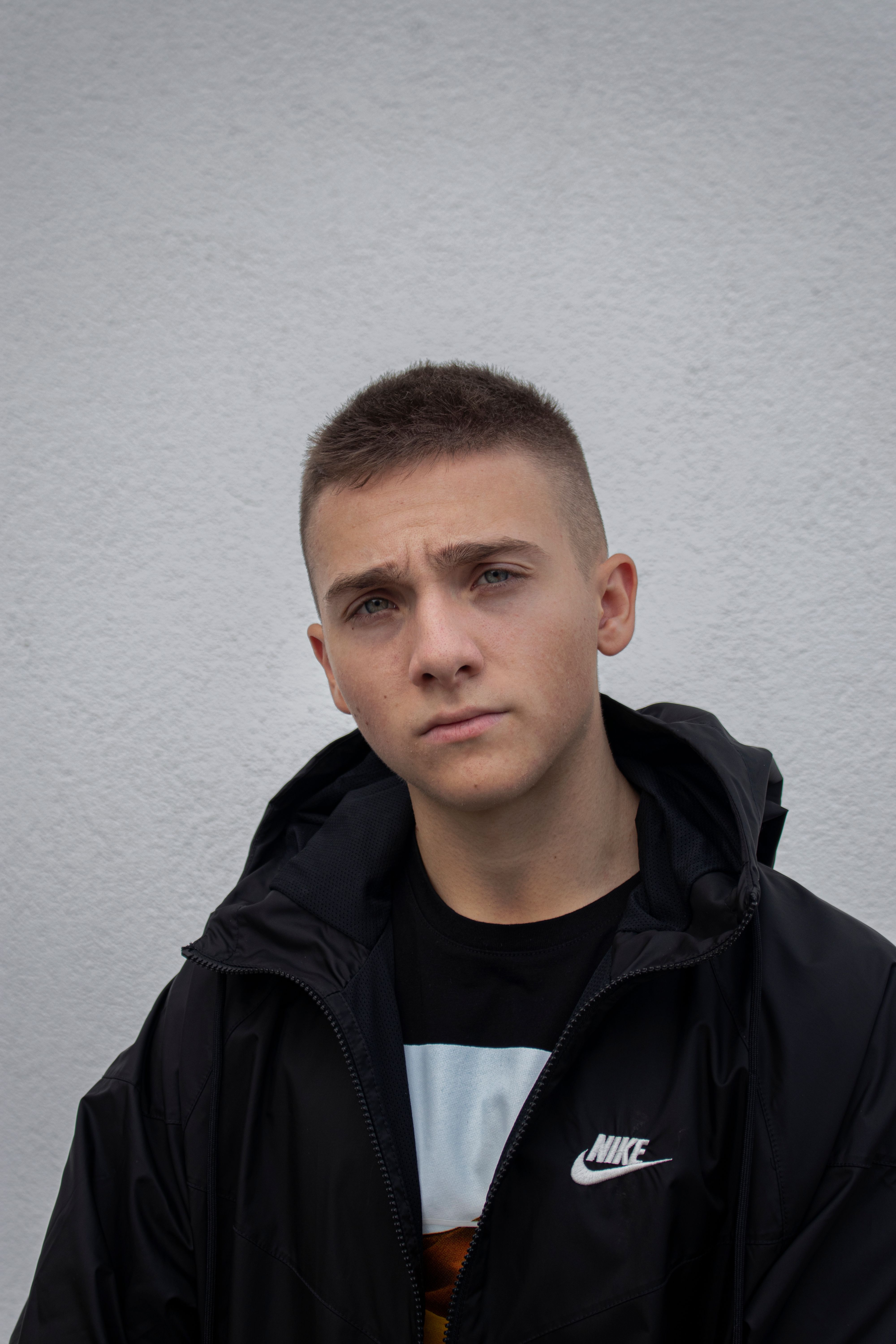 Spevák D4vd zatknutý po tom, čo v jeho Tesle našli mŕtveho tínedžera: Policajné vyšetrovanie odhaľuje šokujúce podrobnosti