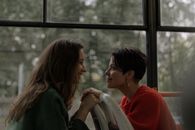 公交车上，两名女性分享了一个感人的时刻，展现了爱与联系