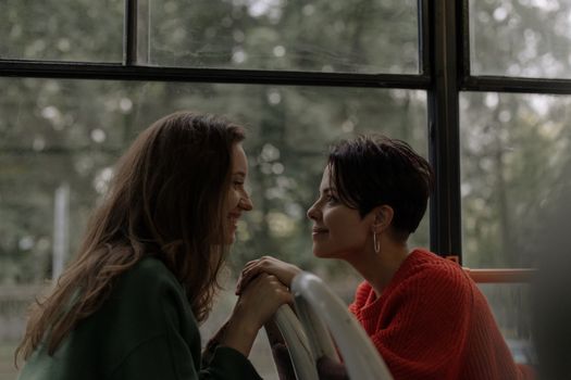 公交车上，两名女性分享了一个感人的时刻，展现了爱与联系