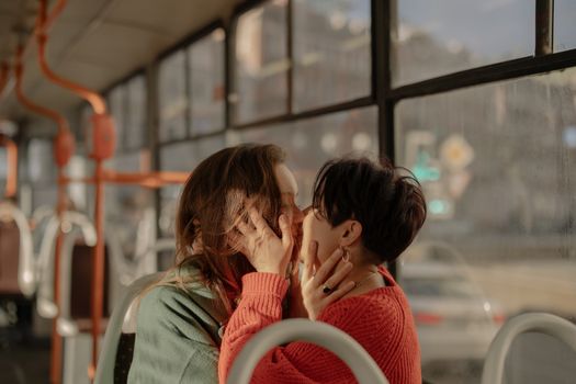 两个女人在公交车上亲密示爱