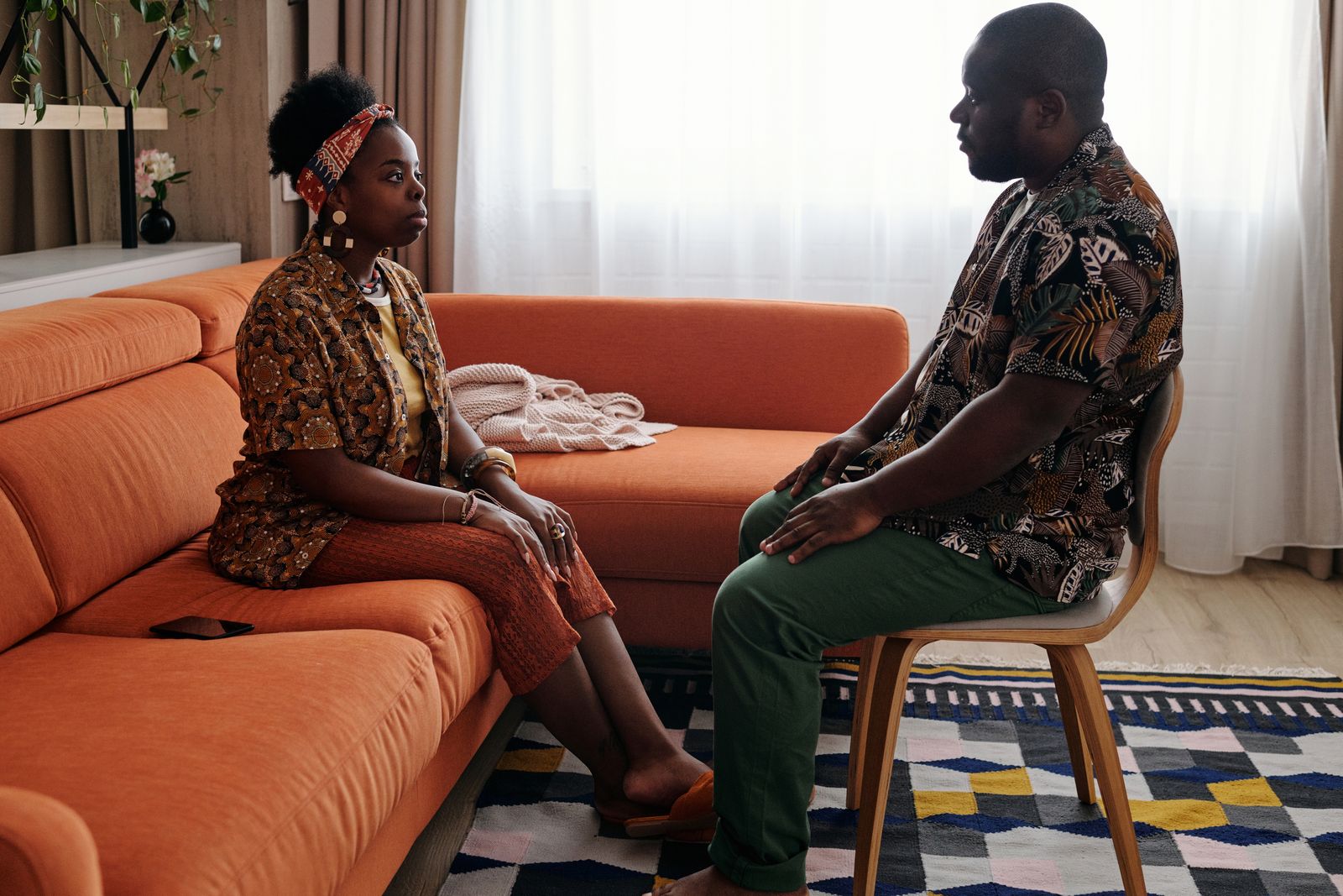 Couple échangeant sérieusement dans un cadre calme