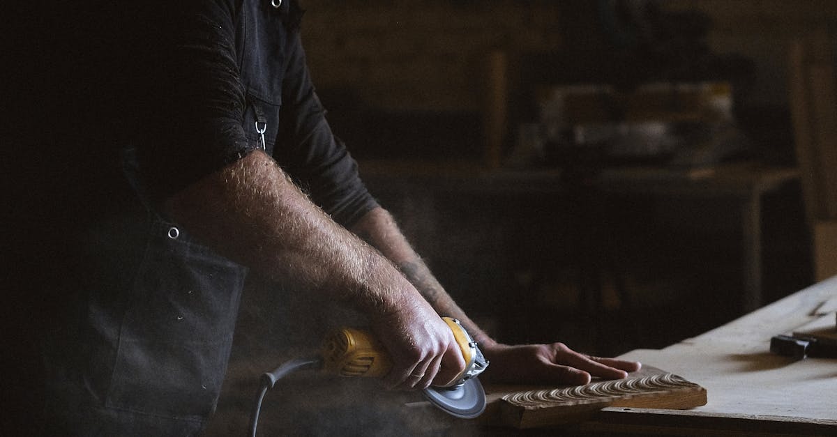 How much does a joiner earn per week