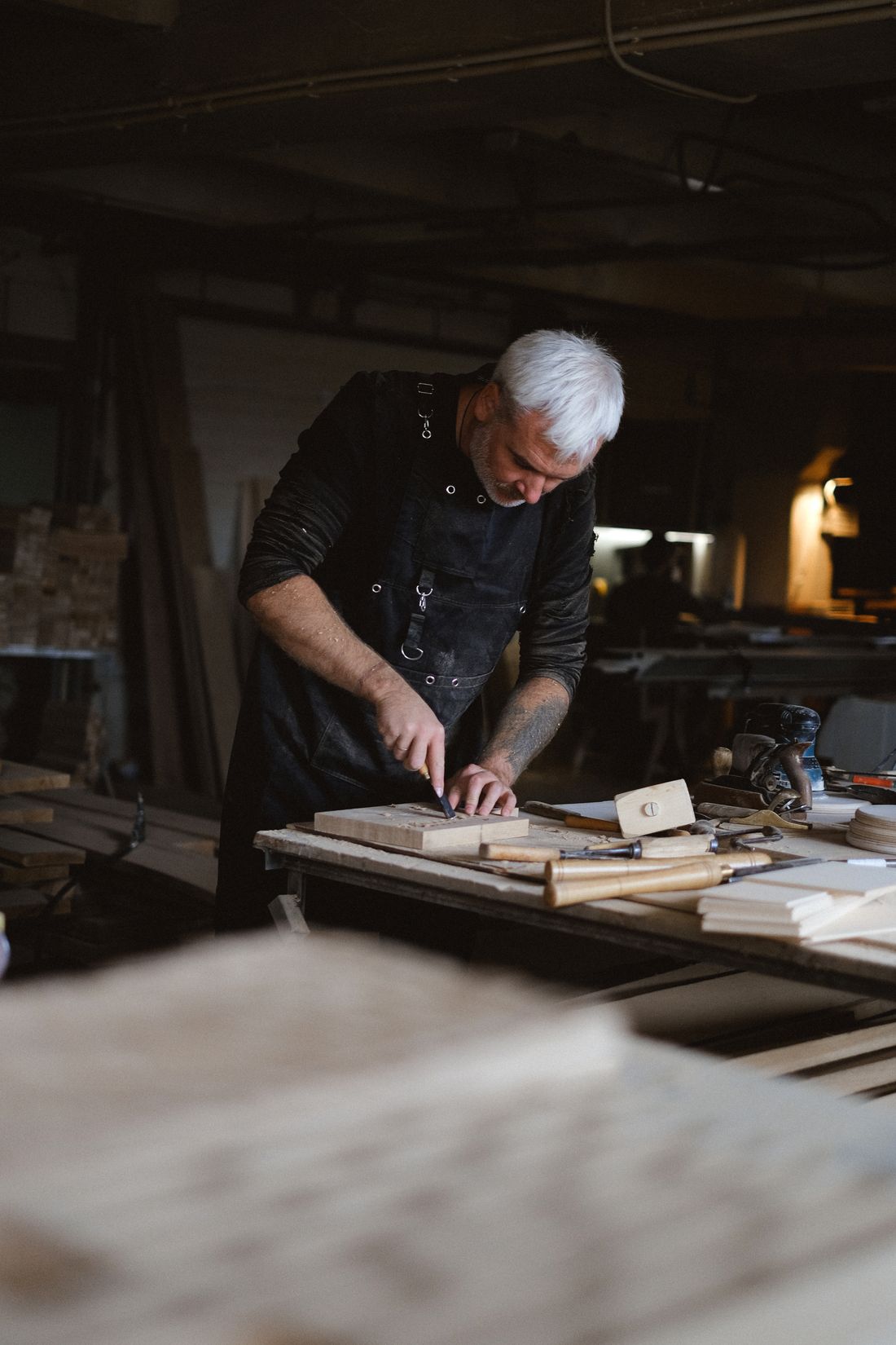 Schreinermeister bei feiner Handarbeit in der Werkstatt von Olaf Hohnen