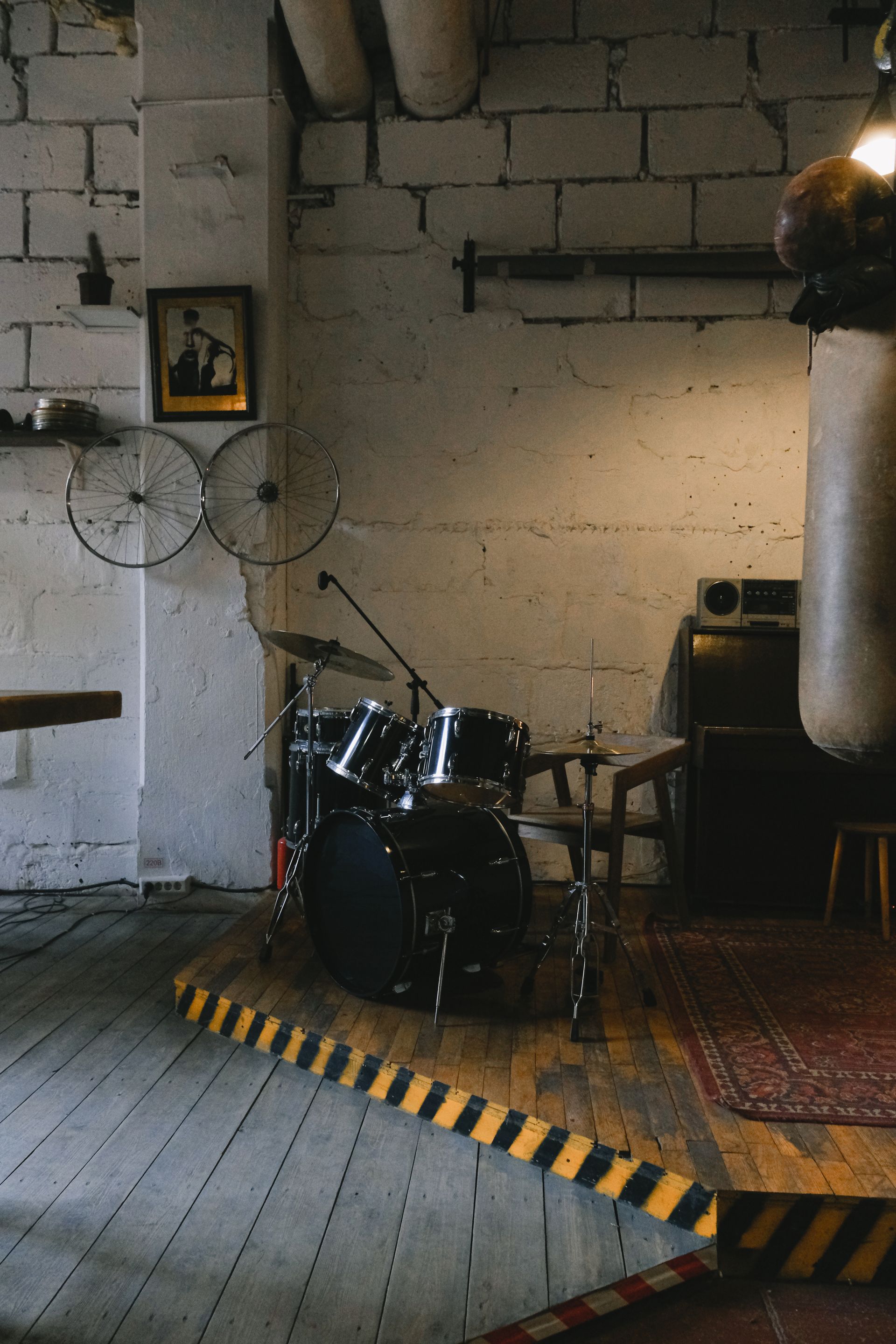 Ruim industrieel fotostudio-interieur met groot raam