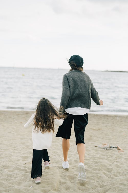 남자와여자가 해변에서 산책