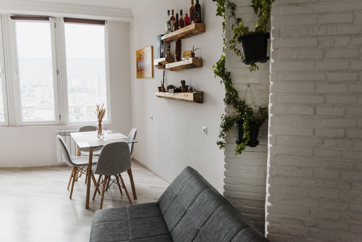 Small UK Spaces and the Quiet Power of Floating Shelves