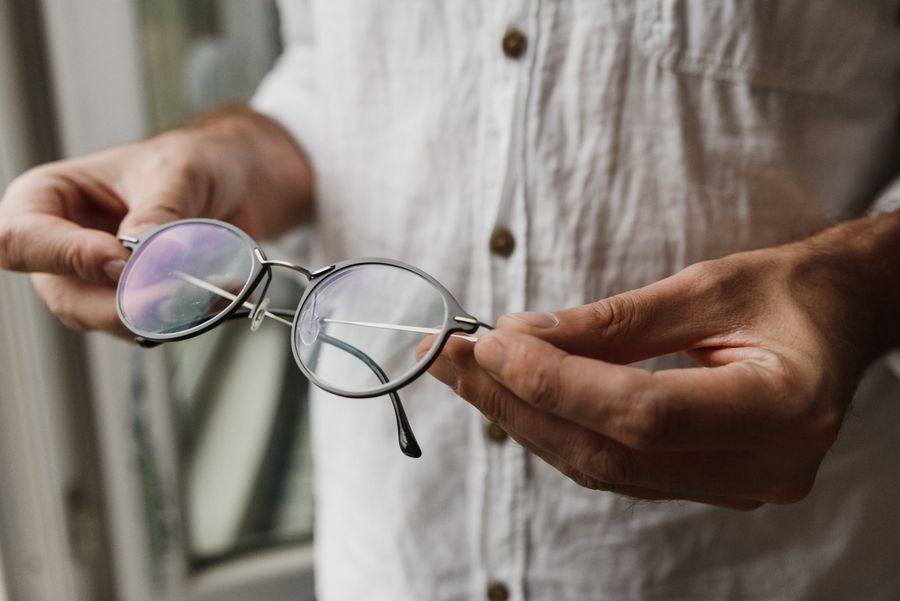 Optikas derina apvalaus rėmelio kojeles pagal veidą
