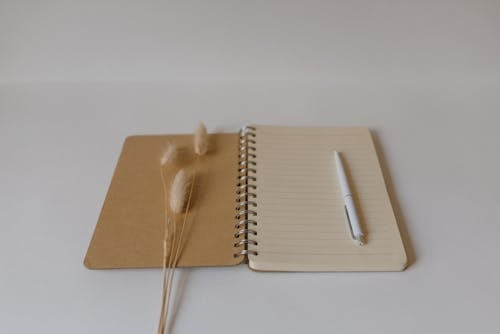Notebook Putih Dengan Pena Di Atas