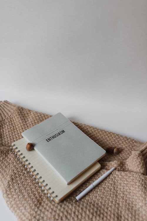 Notebook Spiral Putih Pada Tekstil Coklat