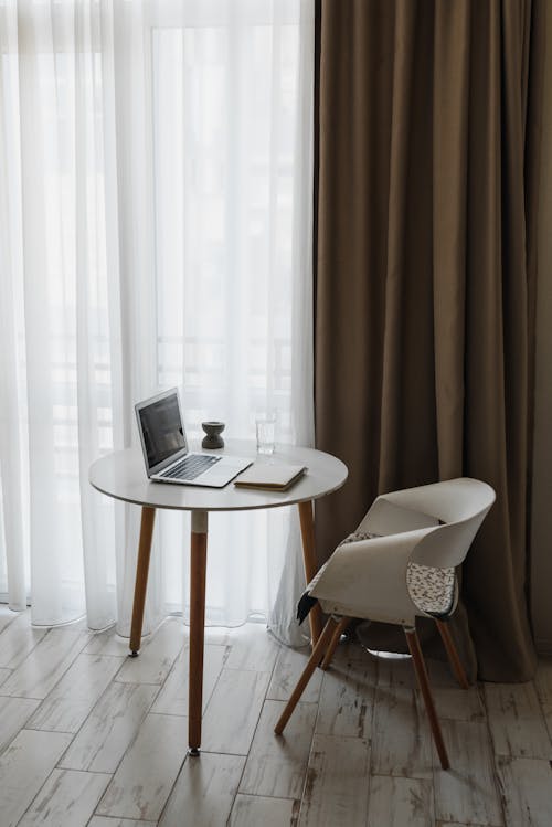 Ilmainen kuvapankkikuva tunnisteilla huonekalut, kannettava tietokone, minimalismi