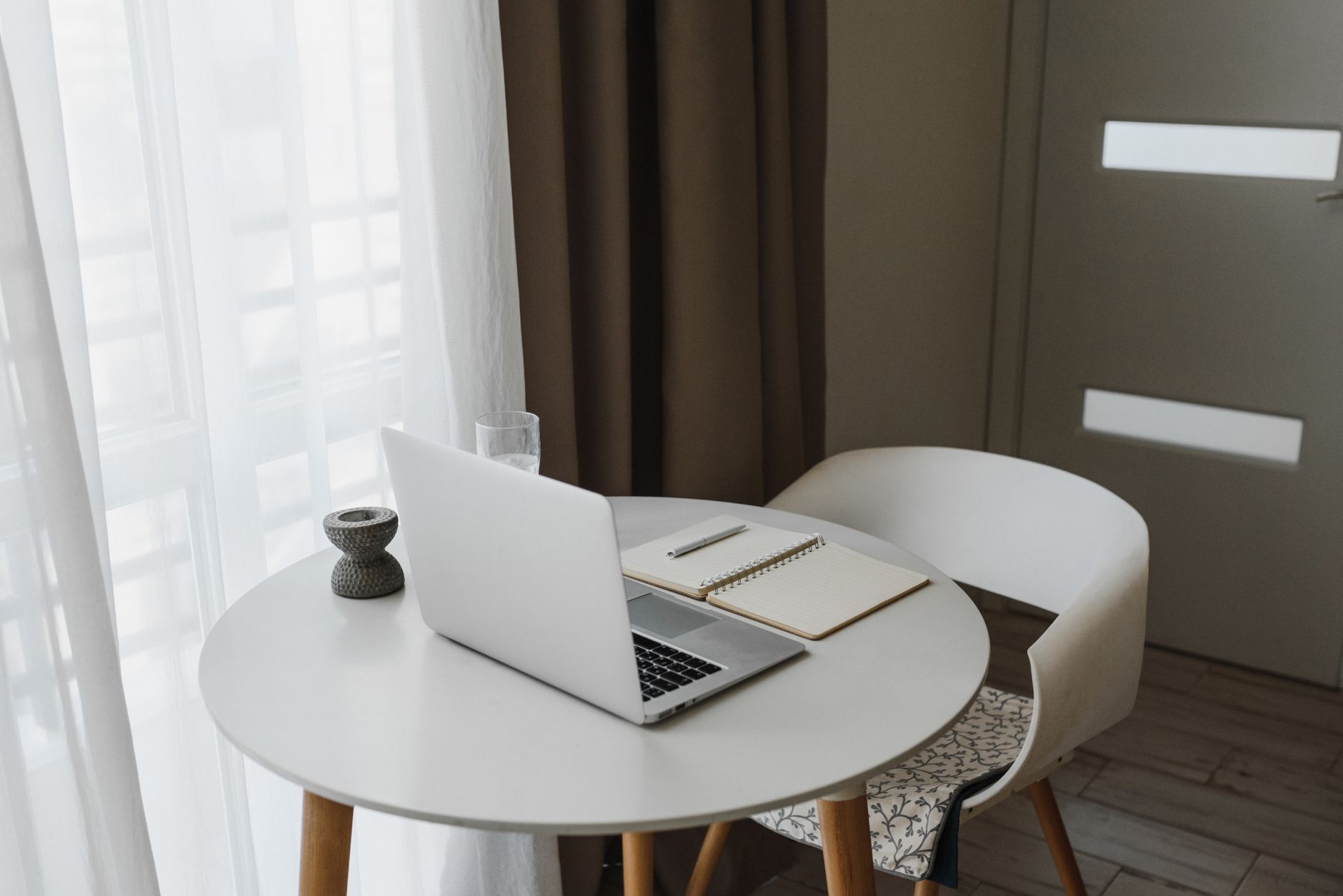 Un sillón y un cuaderno en una sala tranquila