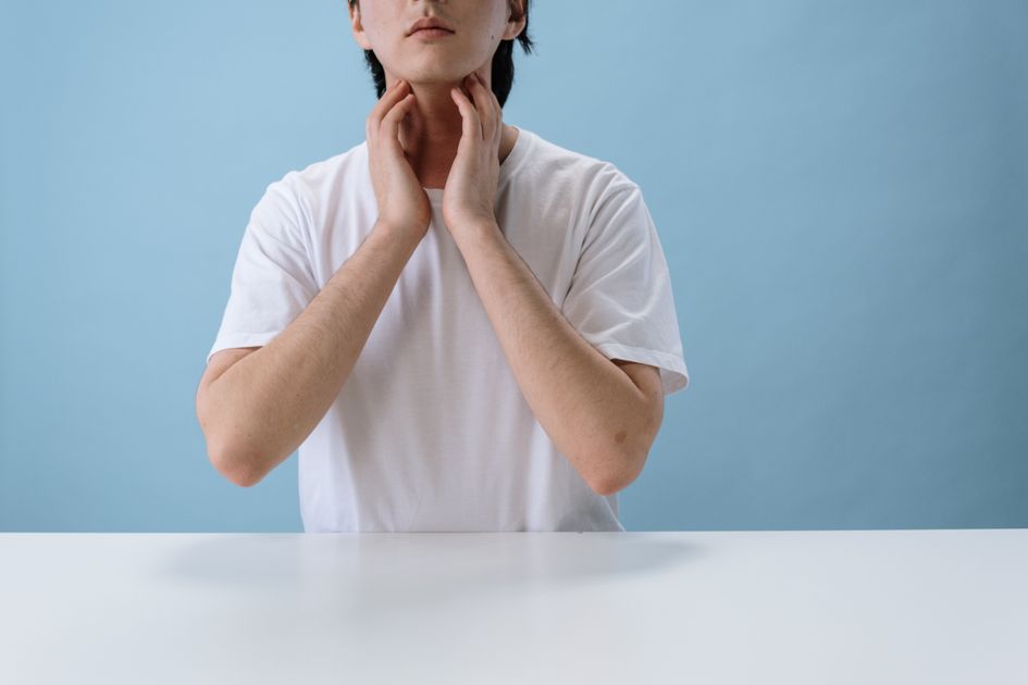 목 부위를 살피는 모습
