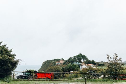 宁静的乡村场景，有房屋、树木和海洋，非常适合景观爱好者