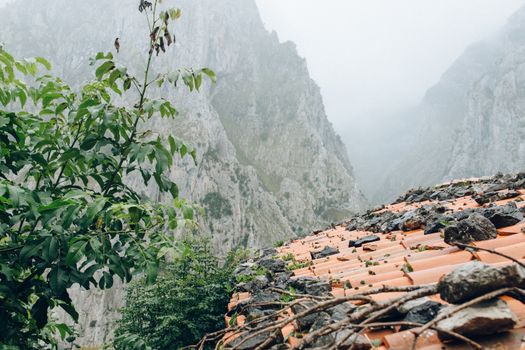 山峰秀丽，屋顶掩映在绿树之中，自然景观完美
