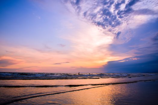 邦顺海滩的日落景色令人惊叹，戏剧性的天空倒映在海浪上