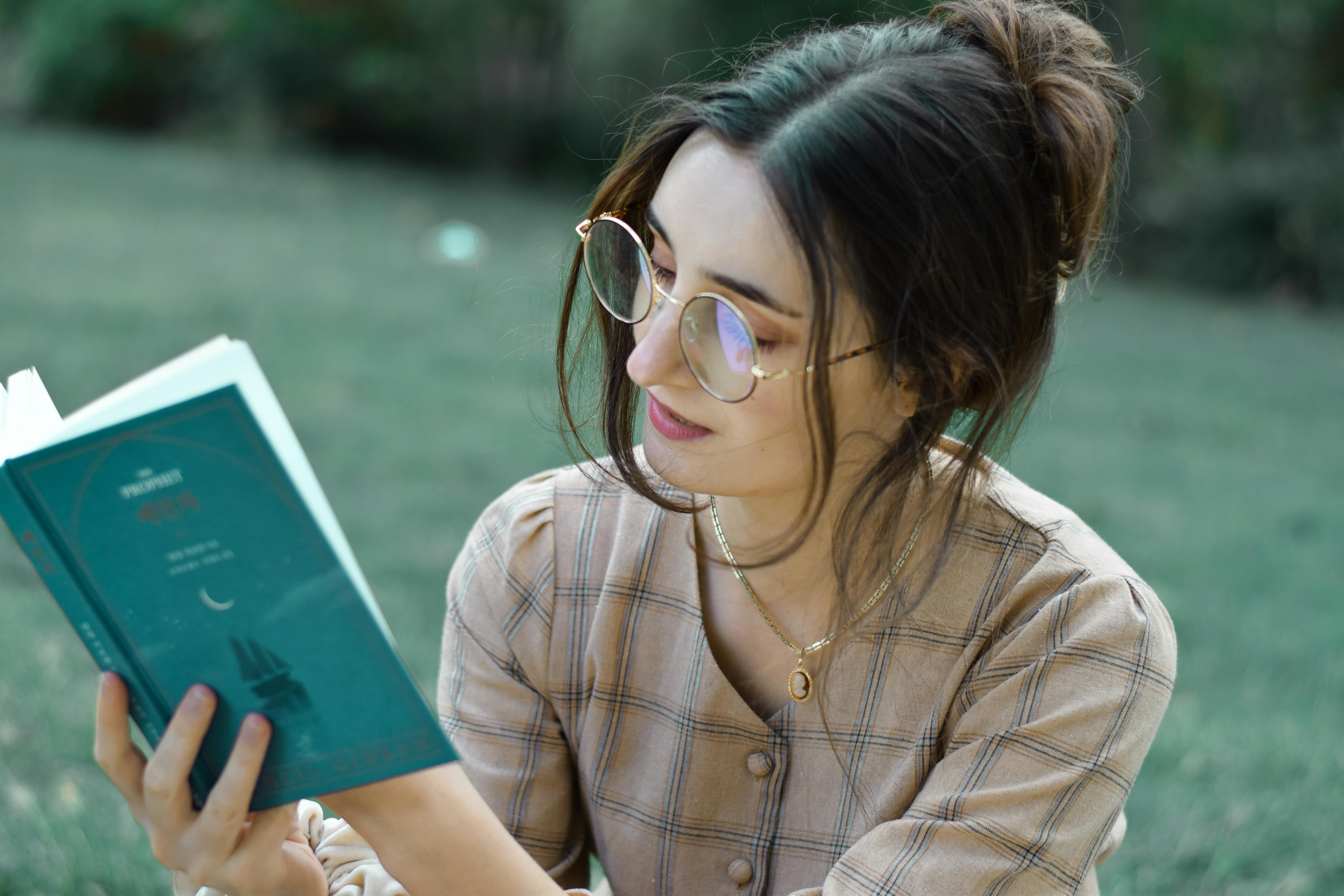 Ekta Rawat on Hello Hindi, Language Identity, and Real-Life Hindi Learning — Photo by Sixtine 식스틴 Epitalon on Pexels