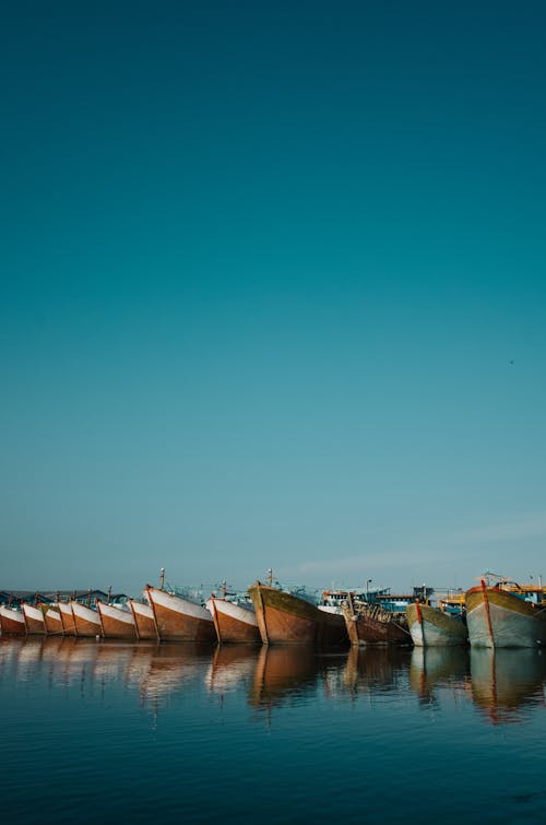 Základová fotografie zdarma na téma čluny, modrá obloha, odraz vody