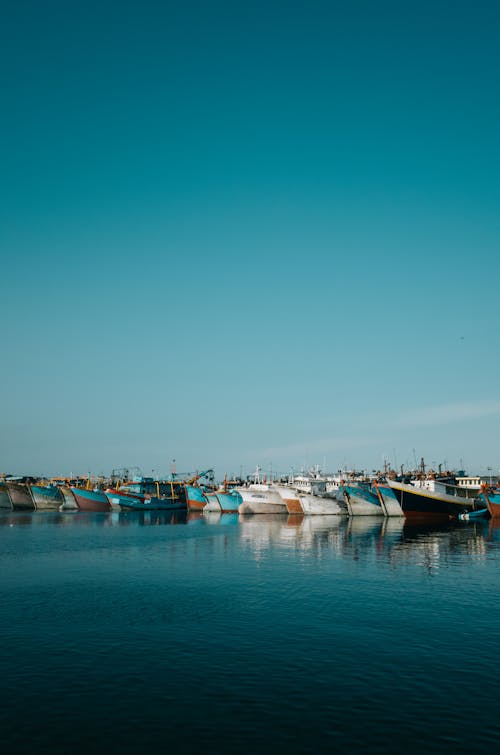 Základová fotografie zdarma na téma čluny, modrá obloha, odraz vody