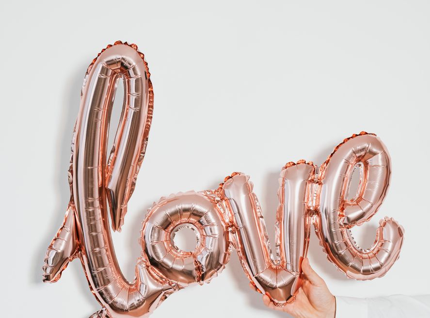 Online dating: starting a conversation on a niche platform