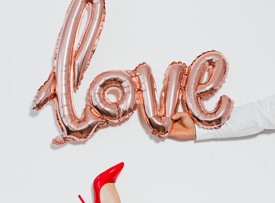 Online dating: starting a conversation on a niche platform
