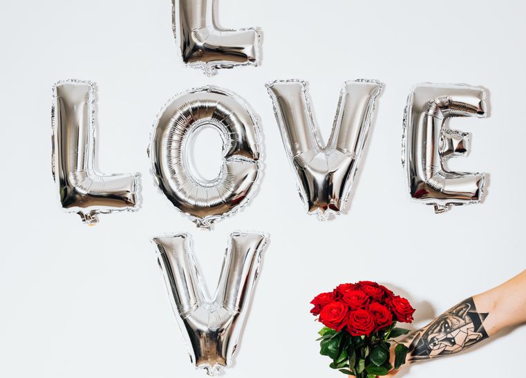 Online dating: starting a conversation on a niche platform