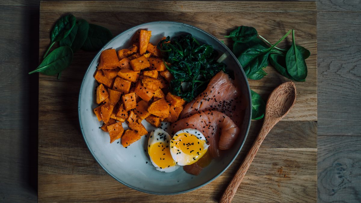 Bulgur bowl with fresh salmon and spinach