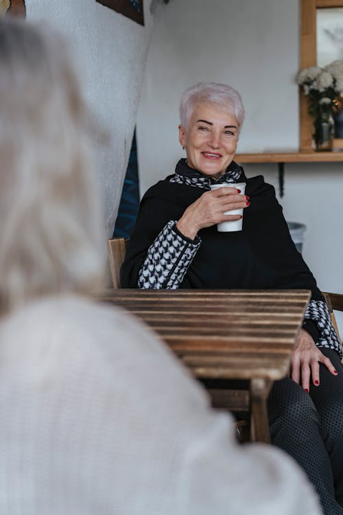 Gratis lagerfoto af ældre, ældre mennesker, bord