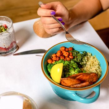 Bol de pois chiches et quinoa avec sauce citron-tahini