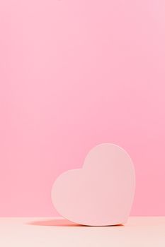 简单的粉色心形置于柔和背景之上，留有充足的文案空间，非常适合情人节主题