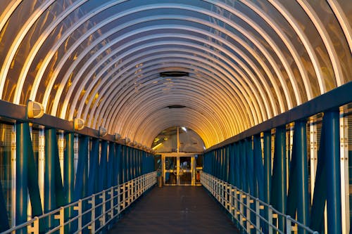 Безкоштовне стокове фото на тему «skybridge, skyway, аркада»