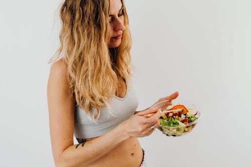 Kostenloses Stock Foto zu blondes haar, essen, festhalten