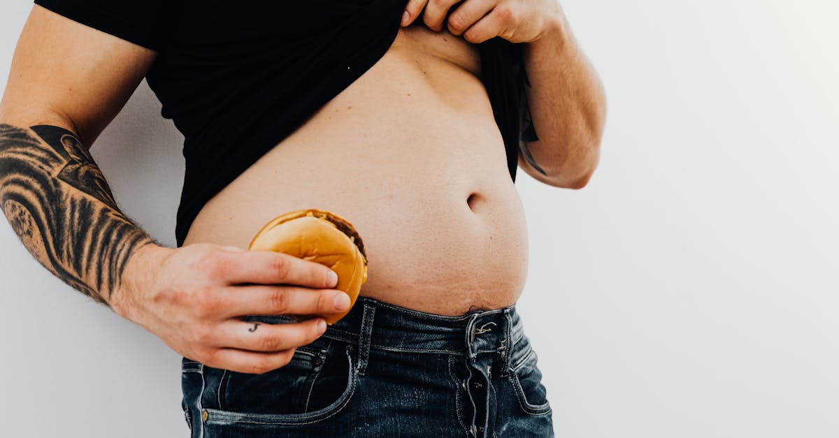 Why do we get lint in your belly buttons