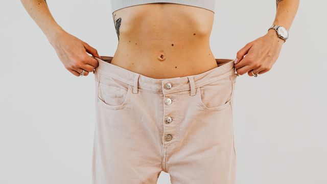 Profissional de estética em ambiente clínico preparando aplicação de lipo corporal enzimática em Campinas.