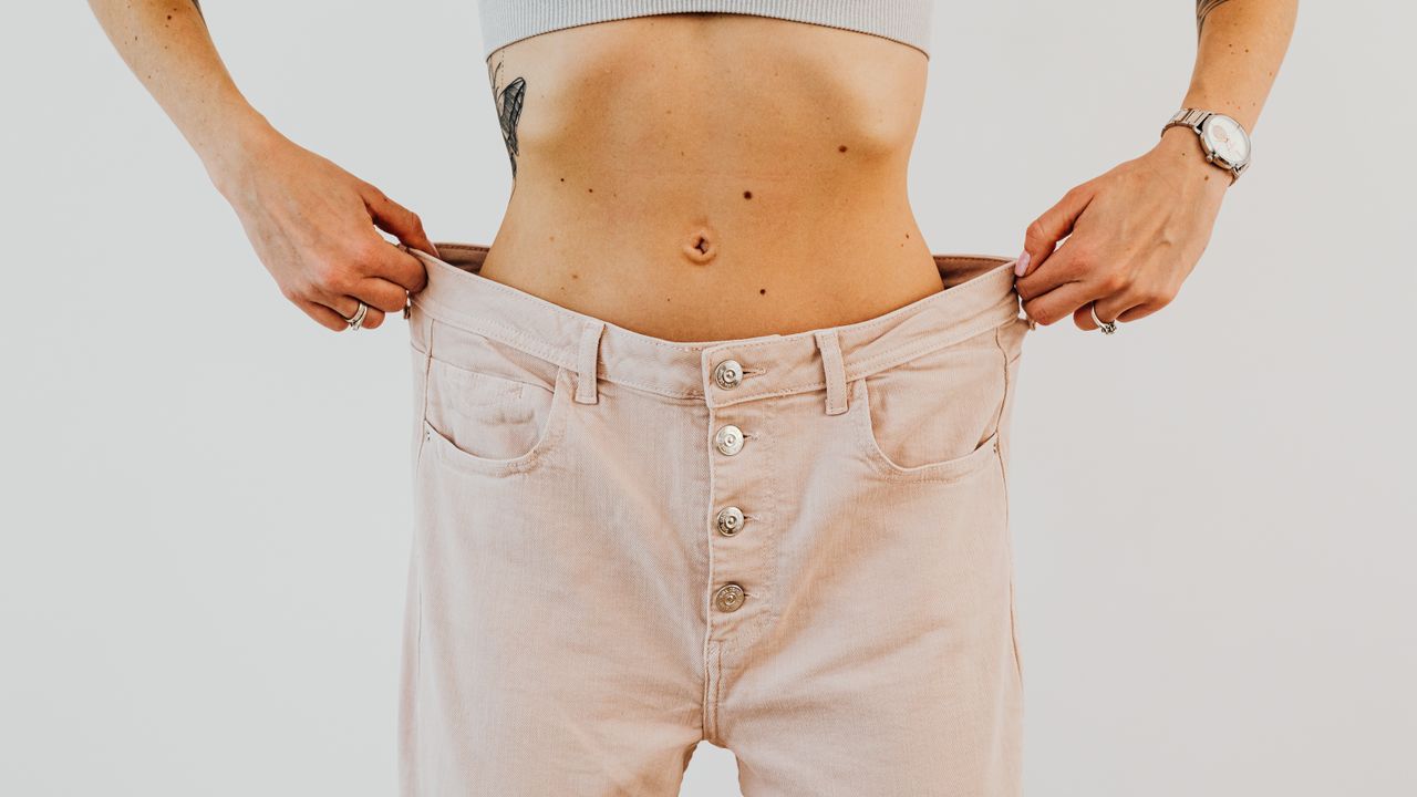 Profissional de estética em ambiente clínico preparando aplicação de lipo corporal enzimática em Campinas.