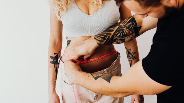 Ambiente sofisticado de clínica de estética avançada para tratamento de lipo corporal enzimática.
