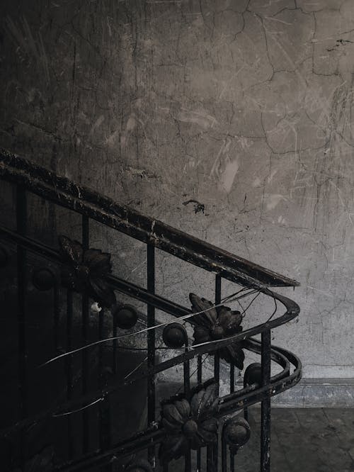 бесплатная Бесплатное стоковое фото с вертикальный выстрел, заброшенный, лестница Стоковое фото