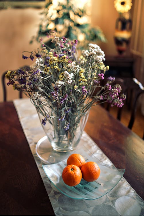 Table decor: flowers & oranges