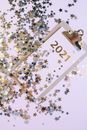 庆祝新年，星形五彩纸屑围绕着写有“2021”的写字板