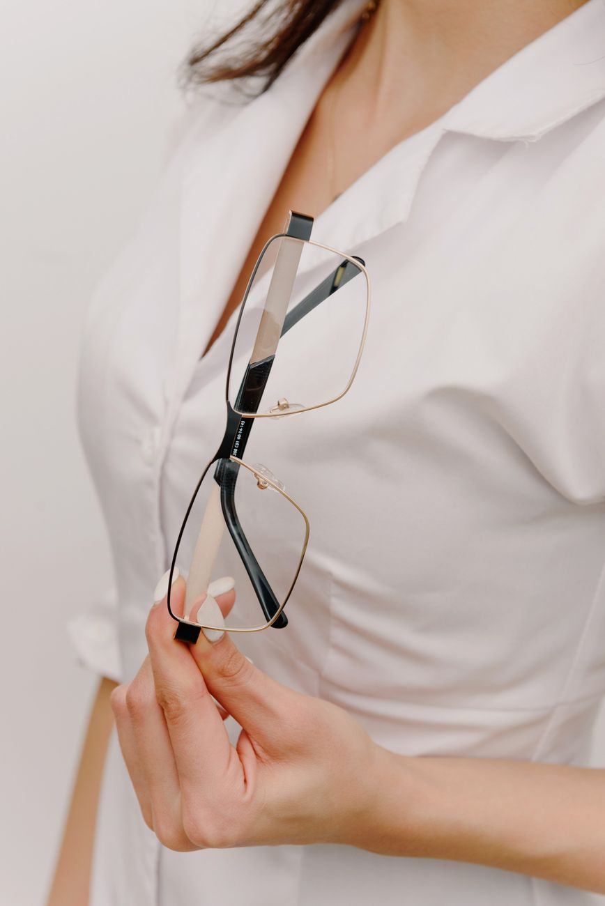 Face Less Lens Faceless female optometrist demonstrating eyeglasses · Free Stock Photo