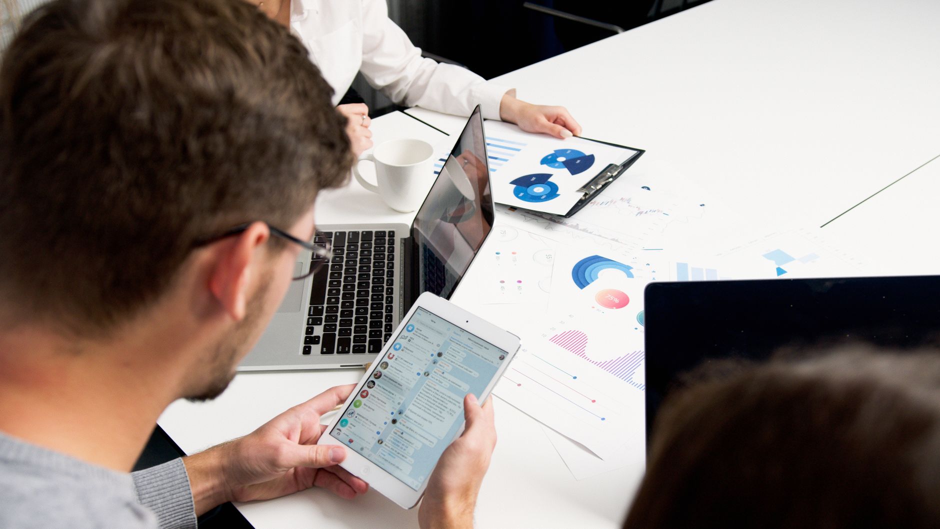 Revenue Operations B2B: The Complete 2026 Guide 2 Comparison of siloed B2B teams versus unified revenue operations B2B model showing pipeline performance improvement