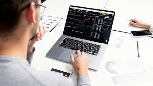 Gratis lagerfoto af aktiemarked, analysere, bærbar computer