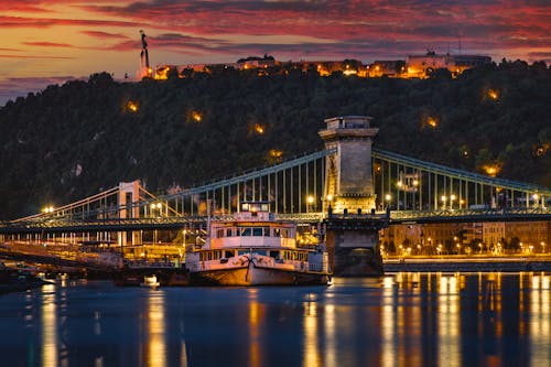 Fotobanka s bezplatnými fotkami na tému Budapešť, loď, noc
