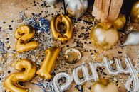 色彩缤纷的气球和五彩纸屑，为新年庆祝活动增添了活力