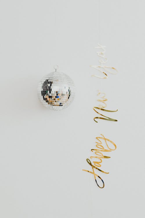 Základová fotografie zdarma na téma bílá stěna, disko koule, šťastný nový rok