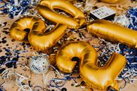 2021年的庆祝活动，金色气球和五彩纸屑色彩缤纷，非常适合新年和节日主题