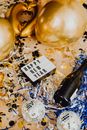 新年节日场景中，有气球、五彩纸屑和派对装饰品
