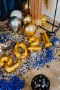 为庆祝2021年新年，室内装饰着五彩纸屑和金银气球