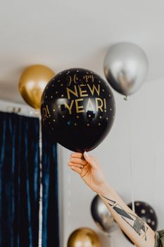节日里，一只快乐的手握着新年气球